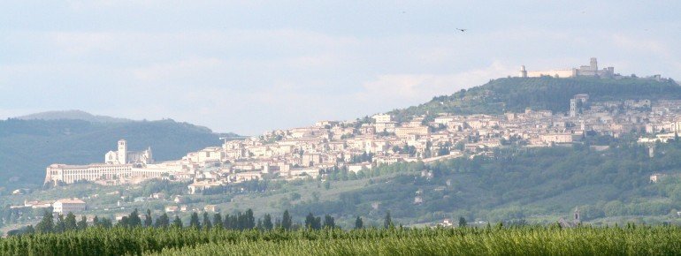 Mitten in der umbrischen Hügellandschaft liegt idyllisch eines der Zentren der christlichen Geschichte - Assisi