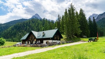 Die urige Möslalm lädt mit Tiroler Schmankerln zur Einkehr.