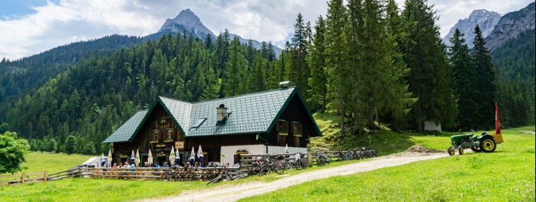 Die urige Möslalm lädt mit Tiroler Schmankerln zur Einkehr.