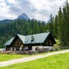 Die urige Möslalm lädt mit Tiroler Schmankerln zur Einkehr.