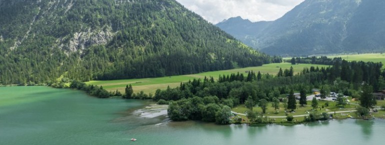 Die Wanderung eröffnet traumhafte Ausblicke auf das türkisgrüne Wasser.