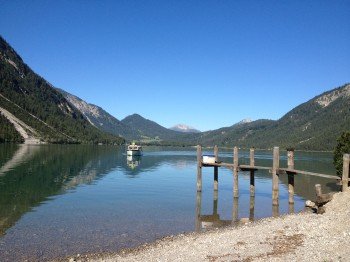 Auf dem Heiterwanger See kannst du zwischen Mitte Mai und Mitte Oktober auch mit dem Schiff fahren.