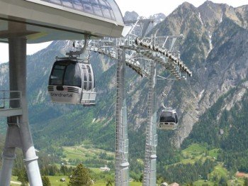 Bei der Dorfbahn Brand startest du deine Tour und erhälst einen einzigartigen Panoramaausblick über das Brandnertal
