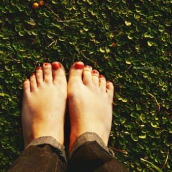 Auf dem Barfußweg heißt es: Schuhe ausziehen und die Natur erleben!