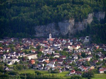 Die Tour startet im Ort Bürs, am Eingang des Brandnertals