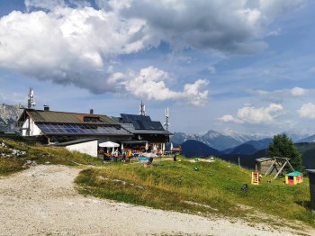 Rauthhütte mit Spielplatz