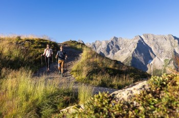 Nach der Wanderung warten einige Einkehrmöglichkeiten neben der Bergstation der Ahornbahn.