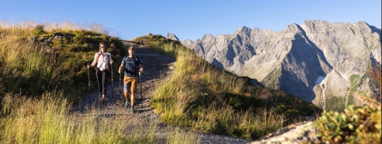 Nach der Wanderung warten einige Einkehrmöglichkeiten neben der Bergstation der Ahornbahn.