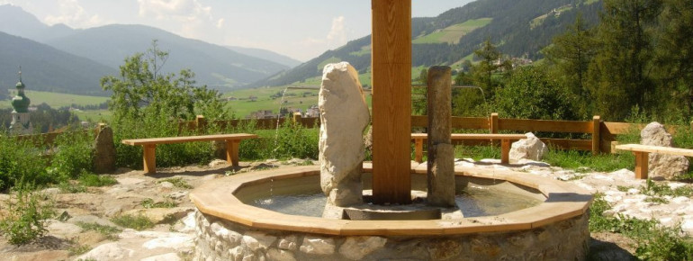 Das Trinkwasser von Toblach kommt aus zwei Quellen: aus dem Kalkgestein der Dolomiten und dem eisenhaltigen Urgestein der Zentralalpen. Am ZweiWasserBrunnen kannst du beide probieren.
