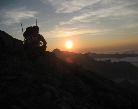 Bei Sonnenuntergang erreichen wir die Biwakhütte am Hocheck