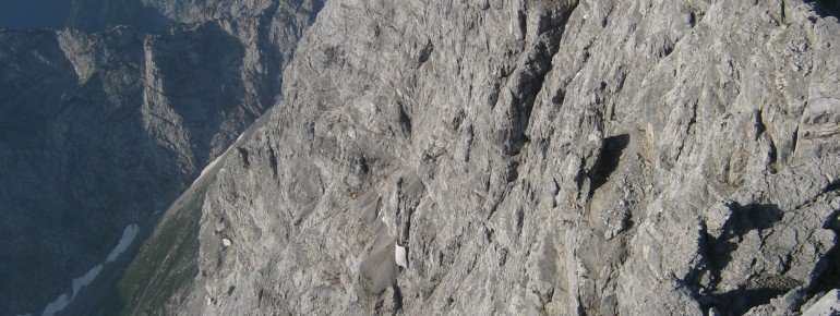 Abstieg von der Mittelspitze zur Südspitze: In der Watzmann Ostwand ist das orange Biwak für Kletterer erkennbar