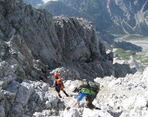 Achtung Steinschlaggefahr: Am Abstieg von der Südspitze solltest Du unbedingt den Helm auflassen