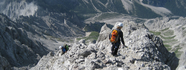 Am Grat musst Du Dich mit einem Klettersteigset sichern. Beim Abstieg ist ein Helm Pflicht.