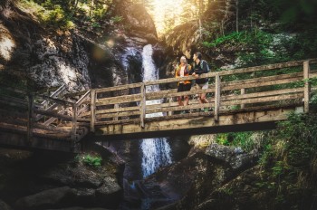 Der Wildes-Wasser-Weg in Bodenmais wurde 2026 zum schönsten Wanderweg Deutschlands gewählt und vereint die zwei höchsten Wasserfälle des Bayerischen Waldes.