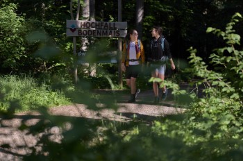 Der Abstieg durch die wildromantische Rißlochschlucht führt über steile, steinige Pfade direkt neben den tosenden Wassermassen.