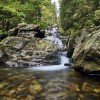Am Hochfall hat sich das Wasser über Jahrtausende eine kesselförmige Gumpe in den Fels gemeißelt – ein Naturdenkmal seit 1965.