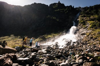 Der Sulzenau Wasserfall stürzt in einer dünnen Schneise etwa 200 Meter in die Tiefe.