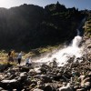 Der Sulzenau Wasserfall stürzt in einer dünnen Schneise etwa 200 Meter in die Tiefe.