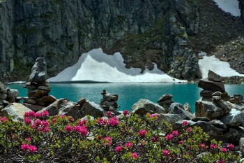 Steinmännchen an der Blauen Lacke: Der türkisblaue Bergsee liegt auf einer Höhe von 2.289 Metern.