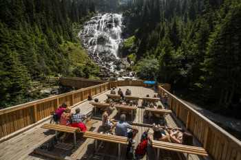 Auf der Aussichtsplattform am Grawa Wasserfall kannst du herrlich auf Liegebänken aus Holz entspannen.