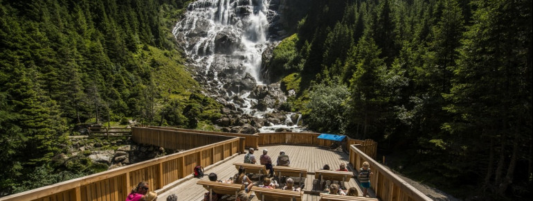 Auf der Aussichtsplattform am Grawa Wasserfall kannst du herrlich auf Liegebänken aus Holz entspannen.