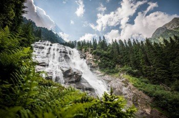 Der Grawa Wasserfall im Stubaital zählt mit 85 Metern zu den breitesten Wasserfällen der Ostalpen.