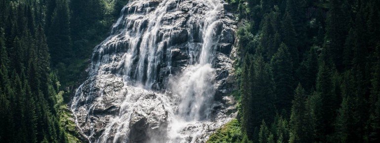 Etwa 180 Meter stürzt das Wasser des Grawa Wasserfalls in die Tiefe.