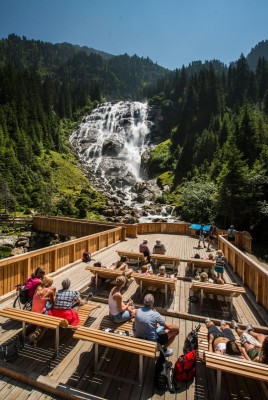 Auf der Aussichtsplattform am Grawa Wasserfall kannst du herrlich auf Liegebänken aus Holz entspannen.