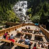 Auf der Aussichtsplattform am Grawa Wasserfall kannst du herrlich auf Liegebänken aus Holz entspannen.