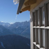 Ausblick von der Bonnerhütte auf die verschneiten Gipfel der Dolomiten.