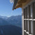 Ausblick von der Bonnerhütte auf die verschneiten Gipfel der Dolomiten.