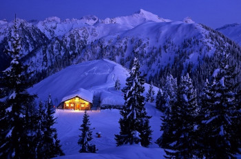 Die idyllische Hütte bei Nacht
