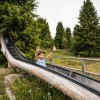 Die Rossalm am Ende des WoodyWalk gehört zu den schönsten Almhütten Südtirols – mit Spielplatz, Floßteich und verfeinerten Almgerichten auf der Sonnenterrasse.