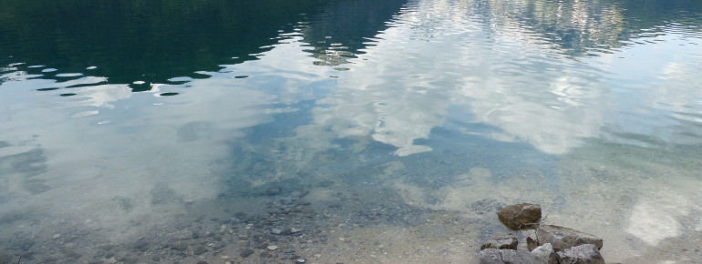 Direkt am Ufer des Achensees bietet sich der beste Blick auf das smaragdgrüne, kristallklare Wasser.