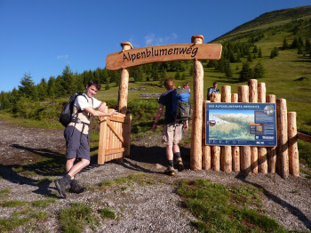 Der Alpenblumen Naturlehrpfad und Panoramaweg ist Teil der vierten Etappe des Wanderwegs. Seit 1987 fasziniert der einzige Weg seiner Art jedes Jahr aufs Neue zahlreiche Besucher.