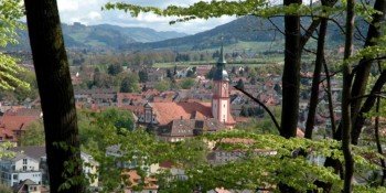 Die große Kreisstadt Waldkirch im Breisgau liegt direkt am Fuße des Kandelgipfels.