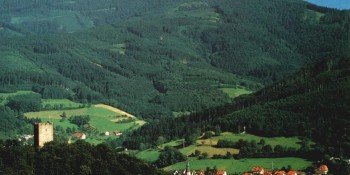 Vom markanten Gipfel des Kandels blickst du auf Waldkirch und den Schwarzwald.