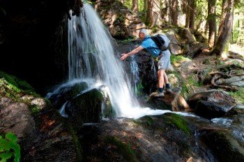 Das Wasser der Zweribach Wasserfälle stürzt sich in zwei großen Stufen ins Tal.