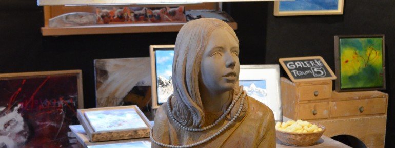 Der Museumsinhaber und Holzschnitzer Hubert Salcher schuf eine eigene Skulptur seiner Tochter. Der aufwendinge Prozess des Holzbildhauens wird Besuchern in den Ausstellungsräumen erklärt.