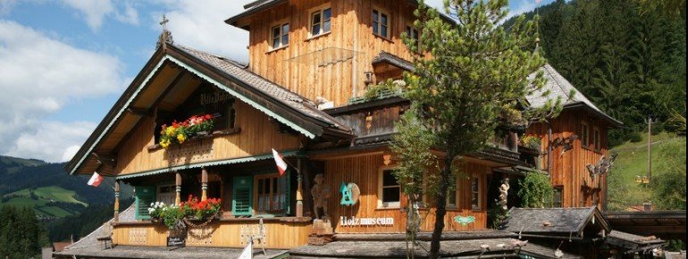 In einem traditionellen Holzhaus warten über 1000 Quadratmeter Ausstellungsfläche rund um den Rohstoff Holz auf Besucher.