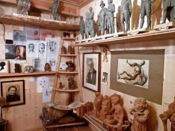Bis zur fertigen Holzskulptur braucht es viele einzelne Schritte. Skizzen, Modelle und Roharbeiten können in einem eigenen Ausstellungsraum betrachtet werden.