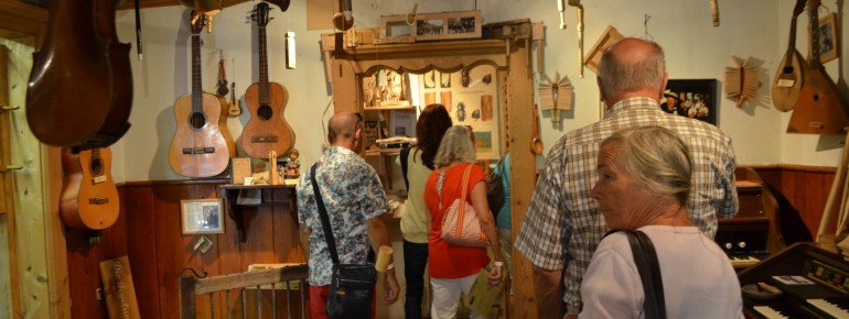 Im Musikraum können Instrumente aus Holz besichtigt werden.