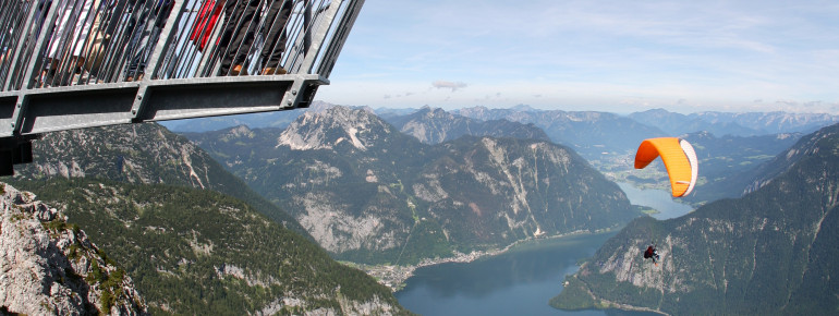 Die Aussichtsplattform ist nach einem rund 20-minütigen Fußweg von der Bergstation Krippenstein der Dachsteinseilbahn erreichbar.