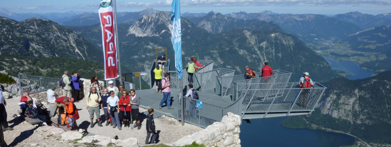 Aus schwindelerregender Höhe blickst du auf den Hallstättersee und das Salzkammergut.
