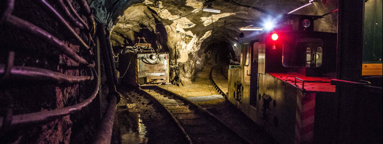 Mit dem ehemaligen Mannschaftszug „Katl“ geht es ca. 1,5 Kilometer weit in den Berg hinein.