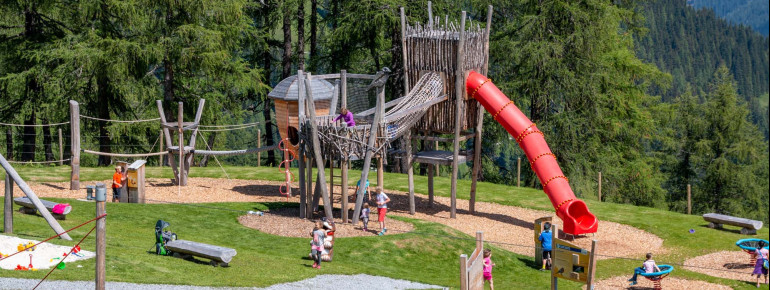 Am Abenteuerspielplatz warten neun spannende Erlebnisstationen auf Groß und Klein!