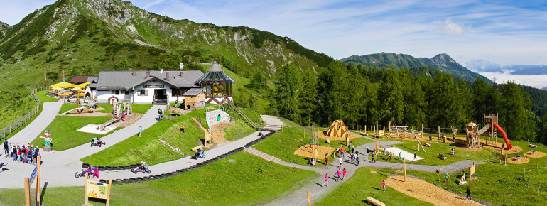 Der Spielplatz befindet sich direkt neben der Gamskogelhütte.