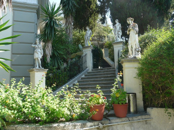 Treppe mit vier Statuen von olympischen Göttern