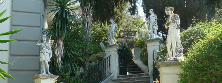 Treppe mit vier Statuen von olympischen Göttern