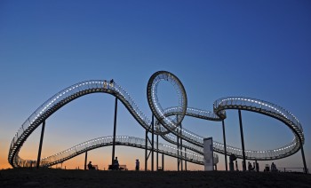 Die leuchtenden LED-Windungen machen die begehbare Achterbahn-Skulptur zu einem magischen Blickfang im Duisburger Nachthimmel.